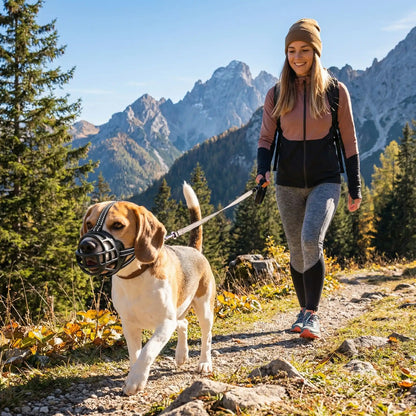 Muselière sur notre toutou avec sa maitresse en montagne