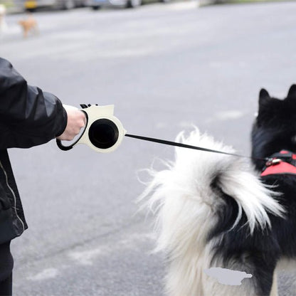 chien se promène-avec-sa-maitresse tenante laisse pour chien autour cou