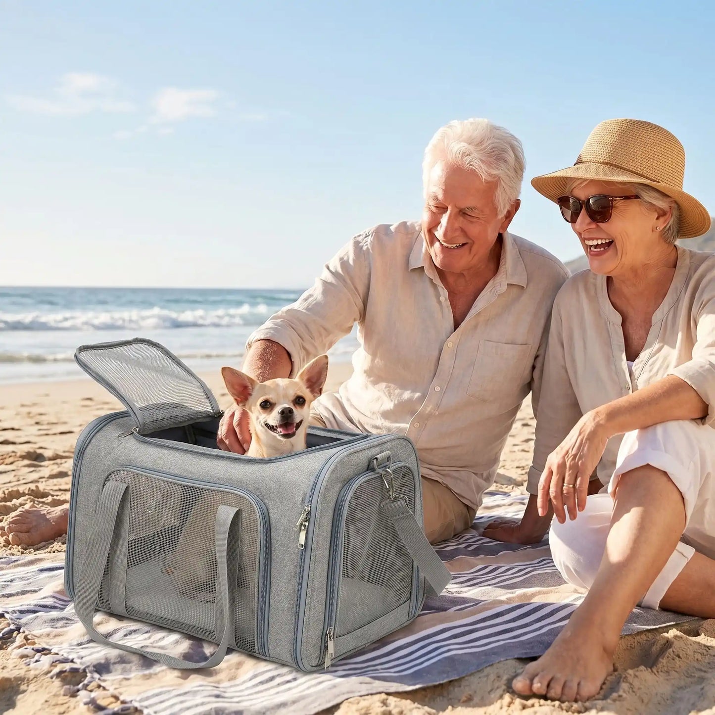 couple avec leur toutou dans sac de transport chien sur plage