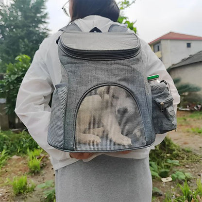 Jeune femme porte son toutou dans sac à dos pour chien 