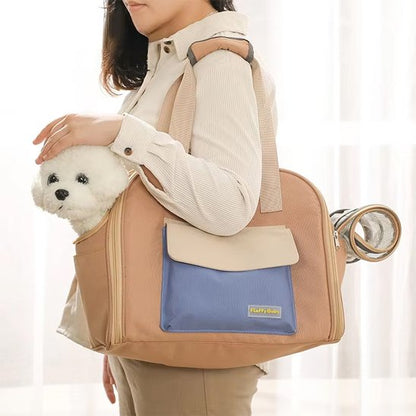 Sac à dos pour chien sur l'épaule de sa maitresse avec son toutou