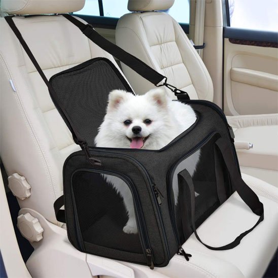Sac de transport pour chien noir avec toutou sur siège auto
